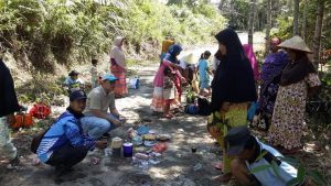 Masyarakat Paninggiran Ateh Gotong royong Bersihkan Jalan Lingkar