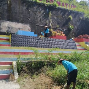 Masyarakat Matur Hilia Goro Membersihkan Taman ‘Welcom To Matur’