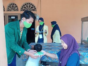 Pemnag Tiku Selatan Bagikan Hand Sanitizer dan Masker ke Warga