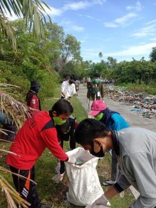 Jaga Kebersihan Objek Wisata Pasia Tiku, Tanjung Mutiara Goro Bersama Forkopimca dan Mahasiswa KKN
