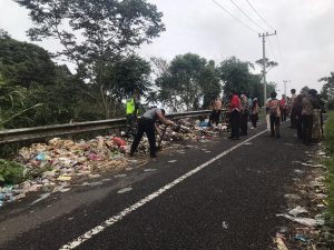 Warga Padang Galanggang Bersihkan Sampah Ambun Tanai -Puncak Lawang