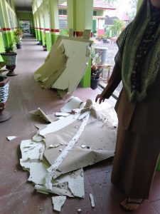 Hujan Disertai Angin Kencang, Plafon SDN 17 Pandan Ambruk