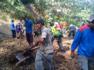 Akses Malereang Tabiang -Padang Barabah Putiah Putus, TRC-PB BPBD Agam Lakukan Pembersihan