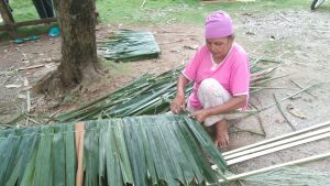 Melirik Pembuatan Atap Rumbio Oleh Kaum Ibu di Padang Lansano