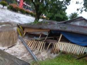 Air Drainase Meluap, Jalanan di Lubuk Basung Tergenang