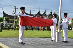Bupati Agam Pimpin Upacara Penurunan Bendera Merah Putih
