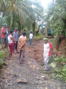 Puluhan Warga Titisan Tunggang Goro Bersihkan Jalan Tertimbun Longsor