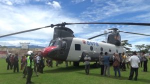 Antarkan Logistik APD ke Agam, Helikopter Chinook Milik BNPB Jadi Tontonan Warga