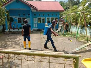 Covid-19 Makin Merebak, Pemnag Batukambiang Semprot Disinfektan ke Fasum
