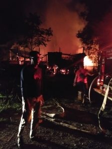 Dua Petak Rumah Tipe G2 Milik PT. MA Hangus Terbakar