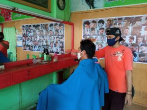 Omset Turun 50 Persen, Tukang Cukur Rambut Bertahan di Tengah Pandemi