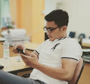 Ronni Yenes, Doktor Muda Asal Agam