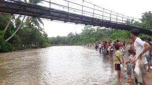 Ratusan Masyarakat Menangkap Ikan ‘Lubuk Larangan’ di Sungai Kubu Anau
