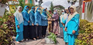 Green House Lezatta Serahkan Bibit Tanaman Produktif ke TP PKK Agam