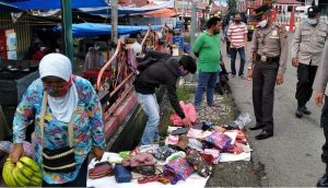 Polsek Tanjung Raya Edukasi Warga Tentang Protokol Kesehatan di Pasar Tradisional