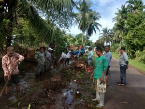 Antisipasi Banjir, Warga Pulai Mato Aia Goro Membersihkan Saluran Irigasi