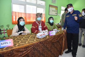 Petugas Kenakan Pakaian Khas Minangkabau, KPPS TPS 6 Kampuang Tangah Diapresiasi Kajari