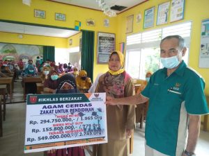 Dihimpun Dari UPZ Sekolah, Baznas Agam Salurkan Zakat Bagi Siswa Dan Tenaga Honorer