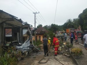 Diduga Korsleting Listrik, Satu Unit Warung Terbakar di Tiku Utara