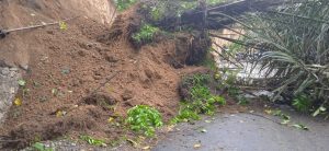 Longsor Tutup Ruas Jalan Panta Batas Kota