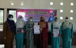 TP-PKK Agam Berikan Penghargaan Kepada 7 Ketua TP-PKK Nagari