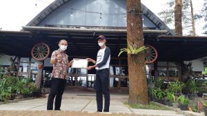 Pemkab Agam Berikan Penghargaan Kepada Pengelola Objek Wisata Puncak Lawang