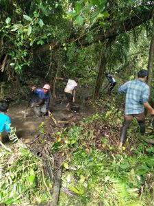 Masyarakat Pulai Goro Bersihkan Saluran Air