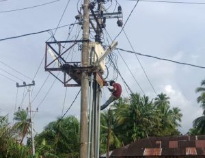 Pemuda Kampung Tanjung Pasang Lampu Penerangan Jalan