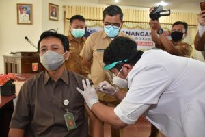 Ketua PN Lubuk Basung Penerima Vaksin Pertama di Agam