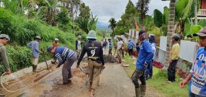 Ratusan Warga Jorong III Kampuang Goro Membuat Bahu Jalan