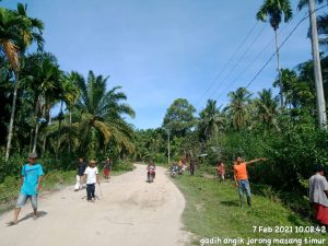 Warga Gadih Angik Goro Bersihkan Jalan