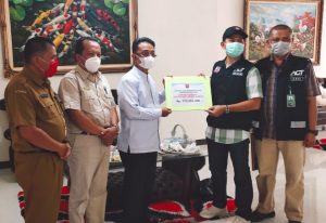 Pemkab Agam Serahkan Bantuan Rp173.251.200 Untuk Korban Bencana Sulbar dan Kalsel