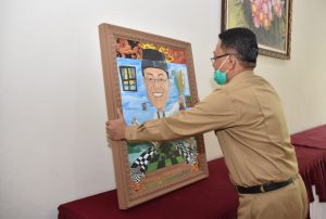 Seniman Lubuk Basung Hadiahkan Karikatur Untuk Indra Catri