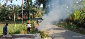 Masyarakat Lapau Konsi Goro Bersihkan Jalan