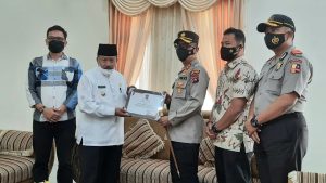 Bupati Agam Berikan Penghargaan Kepada Polres Bukittinggi