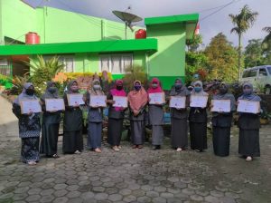 Kepala MTsN 3 Agam Serahkan Sertifikat Induksi Bagi 11 Guru Pemula
