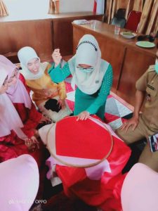 Tingkatkan Perekonomian Keluarga, PKK Kamang Mudiak Gelar Pelatihan Menyulam