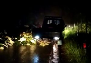 Sempat Tertutup Runtuhan Tanah, Ruas Jalan Bukik Apik Matur Kembali Normal