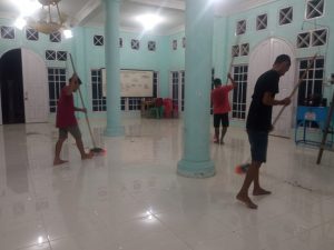Jelang Ramadan, Pemuda Sangkir Goro Bersihkan Masjid Al-Ihsan