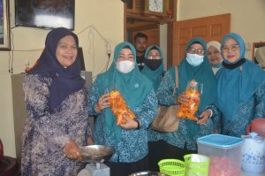 Dijual Secara Online, Usaha Unggulan UP2K PKK Kubang Putiah Raup Omset Jutaan Perbulan