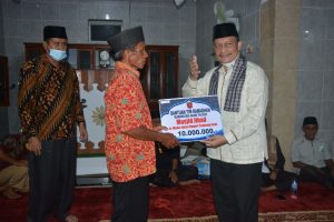 Pemkab Agam Serahkan Bantuan Rp10 Juta Untuk Masjid Jihad