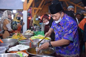 Kunjungi Pasar Pabukoan Pakan Ahad Kubang Putiah, Bupati Agam Ingatkan Warga Disiplin Prokes
