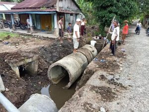 Warga Banda Gadang Goro Perbaiki Gorong-Gorong dan Jalan Rusak