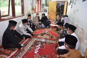 Sampaikan Duka Mendalam, Bupati Agam Melayat ke Rumah Ketua LKAAM