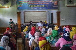 75 Perempuan Marginal di Lubuk Basung Diberi Pelatihan Keterampilan