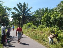 Warga Kampung Darek Gelar Aksi Jumat Bersih