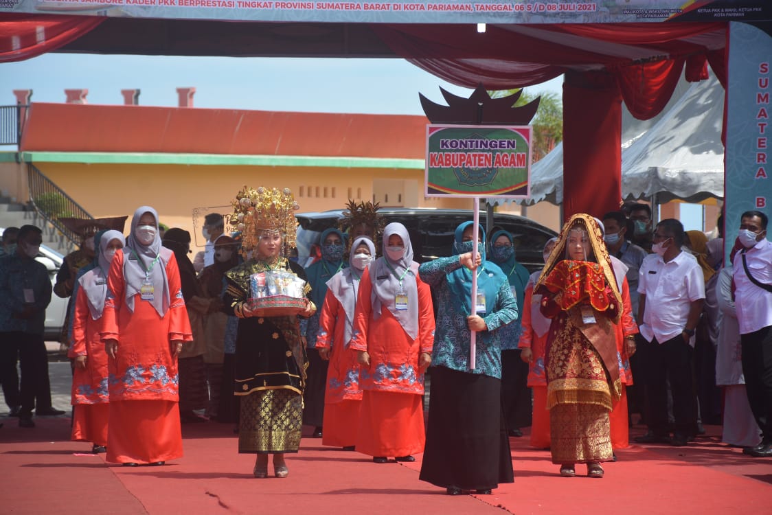 Tp Pkk Agam Tampil Memukau Dalam Parade Defile Jambore Kader Pkk Berprestasi Amcnews