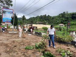 Pegawai Kecamatan IV Koto Goro Bersihkan Lingkungan Kantor