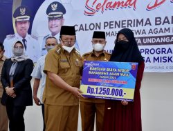 Serahkan Bantuan Biaya Hidup Mahasiswa Agam Maju, Ini Pesan Bupati