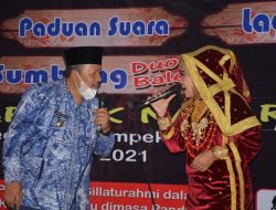 Hibur Peserta Lomba PKK di IV Angkek, Bupati Agam Nyanyikan ‘Jangan Sakiti Hatinya’